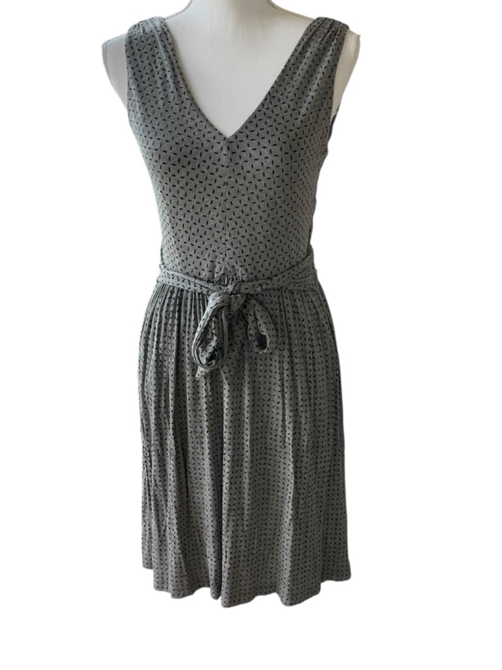 Loft Sleeveless V-Neck Textured Grey Tie-Waist Midi Dress.  Size S